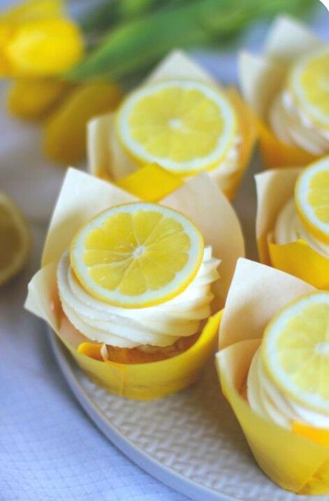 Cupcakes Lemon, Lemon Themed Party, Lemon Themed Bridal Shower, Lemonade Party, Lemon Cupcakes, Magic Cake, Lemon Decor, Roasted Peppers, Themed Cupcakes