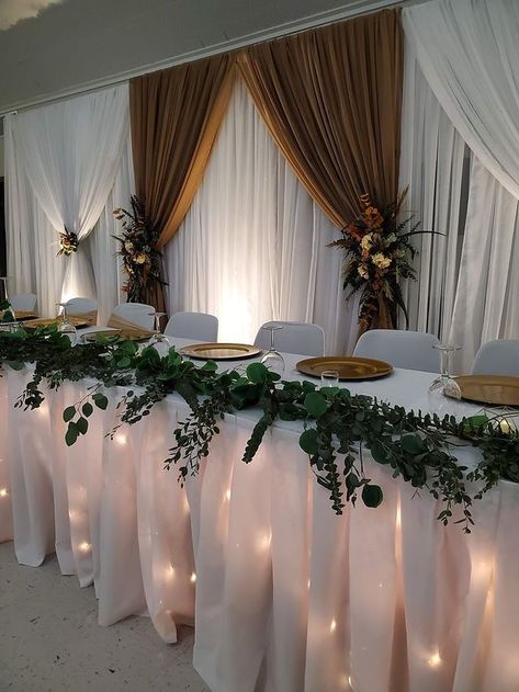 Wedding Party Table Backdrop Ideas, Bridal Party Backdrop Head Tables, Wedding Reception Table Cloth Ideas, Wedding Backdrop Head Table Draping, Head Table Bridal Party, Wedding Couples Table Ideas, Bridal Table Backdrop Receptions, Back Drop Wedding Head Table, Main Table Decoration Quinceanera