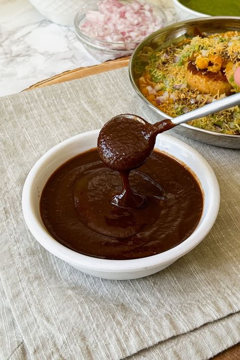 You can’t imagine enjoying chaat without this tamarind date chutney, also known as khajur imli ki chutney or meethi chutney in Hindi. Sweet Chutney Recipe, Tamarind Date Chutney, Date Chutney, Tamarind Chutney, Chutney Recipe, Green Chutney, Red Chili Powder, Chutney Recipes, Samosa