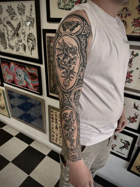 Old School Full Sleeve Tattoo, Trad Back Tattoo, Men Tattoo Stencil, Men’s Full Sleeve Tattoo, Stencil Outline Tattoo, Traditional Tattoo Sleeve Filler, Mens Full Sleeve Tattoo, Old School Tattoo Sleeve, Circus Tattoo