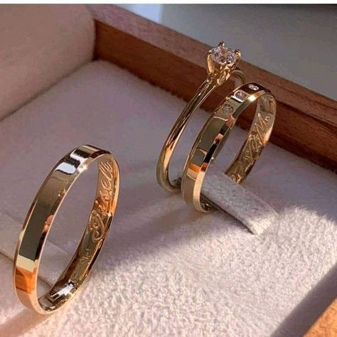 Yellow gold wedding ring