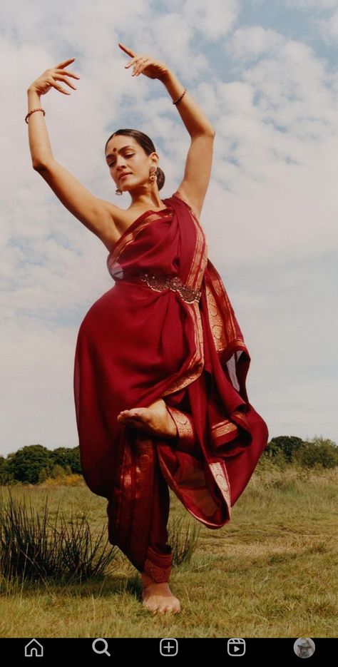 Arab Fashion Modern, Rukmini Vijayakumar, Bharatanatyam Costume, Arabic Clothing, Indian Classical Dance, Indian Photoshoot, Vogue India, Indian Dance, Indian Aesthetic