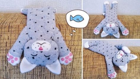 DIY Cute Sleeping Kitten Made From Socks | DIY Joy Projects and Crafts Ideas Sock Kitten, Diy Sock Toys, Sock Animals Patterns, Plushies Diy, Puppets Diy, Sock Doll, Sock Dolls, Tie Crafts, Moth Art