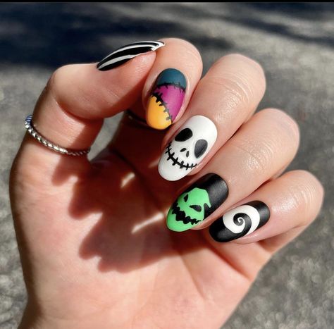 Nbc Nail Designs, Early Halloween Nails, Halloween Nail Designs Nightmare Before Christmas, Almond Nails Halloween Designs, Halloween Nails 2022 Short, Nbc Nails The Nightmare Before Christmas, Holoween Nail Idea, Halloween Nail Designs Almond Shape, Halloween Nails Nightmare Before