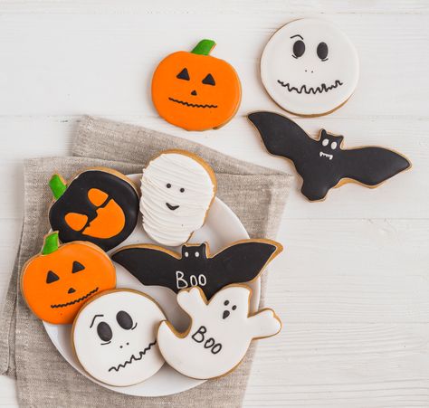 GALLETAS TERRORÍFICAS PARA HALLOWEEN Te divertirás preparando estas galletas de mantequilla para Halloween. Receta fácil e ideal para iniciar a los más pequeños de la casa en la cocina. ¡Endulza esta celebración de formas y sabores! ¡QUE LO DISFRUTES! Heart Cookies Recipe, Galletas Halloween, Halloween Deserts, Postres Halloween, Halloween Cookie Recipes, Cookies Halloween, Halloween Baking, Pumpkin Flower, Halloween Jack