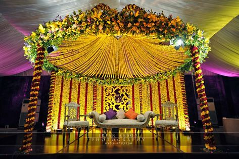 Mayo! Mehndi Stage Decoration Pakistani, Mehndi Stage Decoration, Mehndi Stage Decor, Mehndi Stage, Indian Wedding Stage, Indian Wedding Flowers, Wedding Stage Decor, Wedding Stage Design, Marriage Decoration