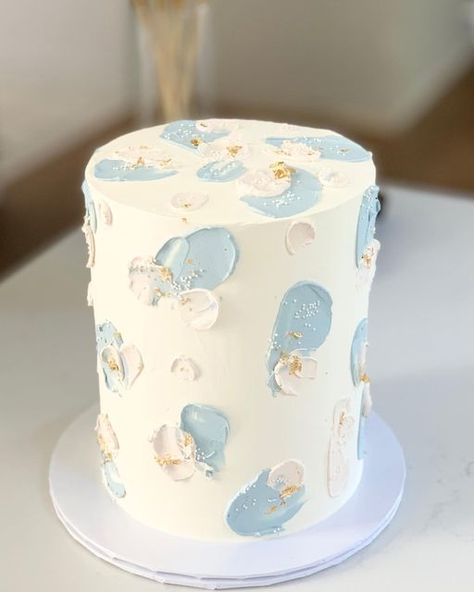 Baby Shower Cake Neutral Colors, Baby In Bloom Cake Boy, Baby Boy Baby Shower Cakes, Oh Baby Cake Ideas, Blue And White Baby Shower Cake, White And Blue Baby Shower Ideas, Dusty Blue Baby Shower Cake, Boho Baby Shower Cake Boy, Baby Boy Cakes For Baby Shower Blue