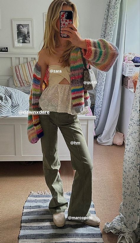 Cardigan Outfit Colorful, Multicolor Cardigan Outfit, Colourful Cardigan Outfit, Colorful Cardigan Outfit, Hippie Outfits Winter, Cool Girl Style, Cardigan Outfit, Colored Cardigans, Stockholm Style