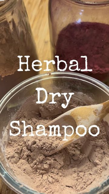 Tonya Snyder on Instagram: "Ok, so I’m a super low maintenance girl. • And dry shampoo is my go-to for those days that I wake up late or don’t have time to wash my hair. • The latter is usually what’s going on with me. 🤣 • The key ingredient for this recipe is the arrowroot powder (cornstarch could be used as a substitute). • Arrowroot is a great natural ingredient that comes from a plant that helps absorb excess odor. • It’s also my go-to to use in our deodorant over baking soda, because arrow Arrow Root Powder Uses, Arrow Root, Wash My Hair, Arrowroot Powder, Herbal Recipes, Natural Make Up, I Wake Up, Those Days, Drying Herbs