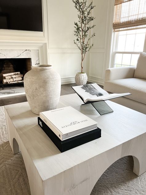 Contemporary Coffee Table Styling, Minimalist Side Table Decor, Modern Table Top Decor, Tom Ford Book Coffee Tables, Tom Ford Book Styling, White Coffee Table Styling, Coffee Table Decor Living Room Modern, Coffee Table Inspo Decor, Organic Modern Coffee Table Decor