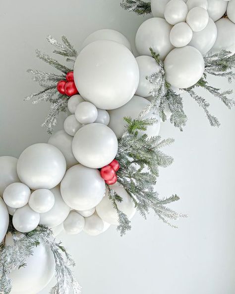 Bloons - Balloon Decor📍OKC on Instagram: "a snowy white Christmas 🌲 you guys loooved this install last year. and who am I kidding, so did I!! 😍" White Christmas Balloon Garland, Christmas Balloon Garland, Balloon Business, Christmas Balloon Decorations, Holiday Balloons, Christmas Balloons, Christmas Brunch, White Christmas Decor, Balloon Decor