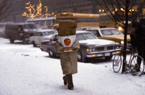 Fascinating Photos of New York City in the Early 1980s - My Modern Metropolis #truenewyork #lovenyc Frank Horvat, Wallpaper Pastel, Foto Art, Christmas Mood, Winter Aesthetic, Christmas Aesthetic, Big Apple, Cozy Christmas, Winter Time