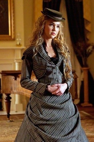 Vampire Diaries Season 5, Arielle Kebbel, Vampire Diaries Outfits, Mode Steampunk, Vampire Diaries Seasons, Vampire Diaries Cast, The Vampire Diaries, Vampire Diaries The Originals, Historical Dresses