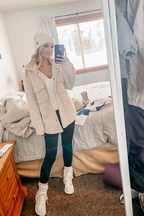 White Snow Boots Outfit, Sherpa Sweater Outfit, White Sherpa Jacket Outfit, Winter Outfit Snow, Sherpa Jacket Outfit, Sherpa Shirt Jacket, Snow Boots Outfit, White Sherpa Jacket, White Jacket Outfit