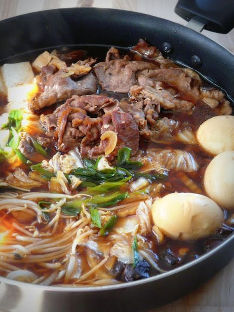 Asian Hot Pot Recipe, Sukiyaki Recipe, Japanese Hot Pot, Hot Pot Recipe, Japanese Beef, Easy Japanese Recipes, Japanese Cooking, Japanese Dishes, Asian Cooking