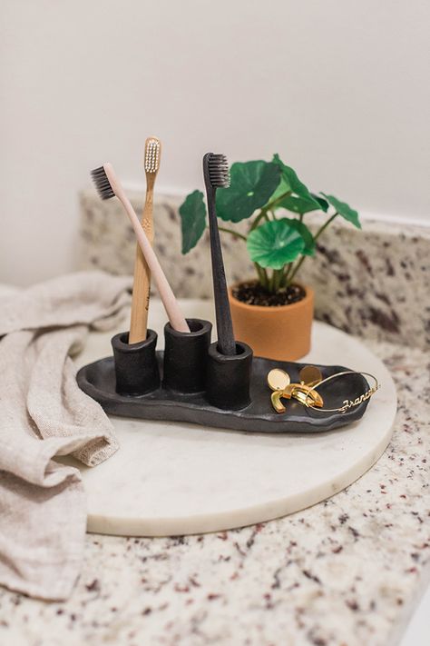 Diy Clay Toothbrush Holder, Clay Toothbrush Holder, Ideas Con Ceramica, Diy Toothbrush Holder, Diy Toothbrush, Clay Gifts, Diy Keramik, Air Clay, Pottery Inspo