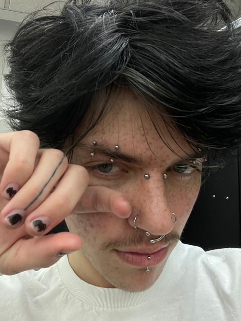 Boys With Piercings, Piercing Arcade, Vertical Labret Piercing, Emo Emo, Men's Piercings, Bridge Piercing, Face Piercings, Cool Piercings, Labret Piercing