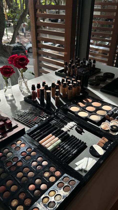 Makeup Artist Career, Beauty School Cosmetology, Makeup Artist Studio, Makeup Studio Decor, Makeup Companies, Makeup Artist Kit, Makeup Pallets, Makeup Class, Chanel Beauty