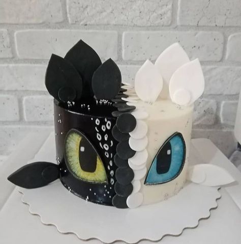 Toothless And Light Fury Cake, Toothless Dragon Cake Birthday, How To Train A Dragon Cake, How To Train Dragon Cake, How To Train Your Dragon Cake Ideas, Toothless Birthday Party Ideas, How To Train Your Dragon Birthday Party, How To Train Your Dragon Cake, Dragon Cake Pops