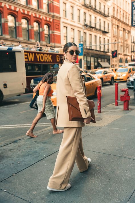 Street Style Poses Women, Soho Street Style New York, Streetstyle Posing, Street Fashion Photography Poses Women, Street Style Poses, Streetstyle Photoshoot, Street Fashion Shoot, Creative Moodboard, Zara Campaign