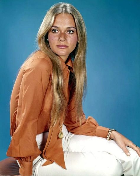 35 Beautiful Photos of Peggy Lipton in the 1960s and ’70s ~ Vintage Everyday Julie Barnes, Peggy Lipton, 70s Girl, Mod Girl, 70s Women, Elvis Presley Photos, Vintage Everyday, Priscilla Presley, Catherine Zeta Jones