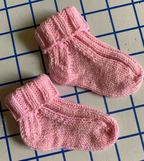 Baby Socks Knitting Pattern, Baby Socks Pattern, Baby Bonnet Pattern, Knitted Baby Booties, Baby Socks Knit, Knitting 101, Newborn Socks, Simply Knitting, Handmade Baby Gifts