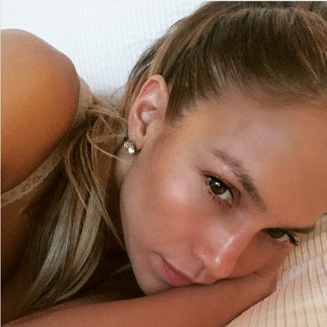 Beyoncé, J.Lo and Kim's Facialist Told Us How The Stars Get Their Glow - FASHION Magazine Jlo Without Makeup, Medical Aesthetician, Celebs Without Makeup, Celebrity Selfies, Bare Face, Gisele Bündchen, Bella Thorne, Kirsten Dunst, Beauty Magazine