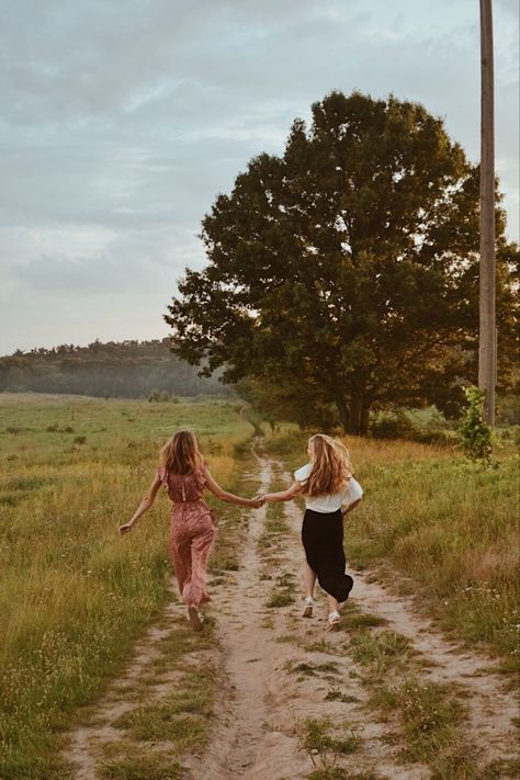 Running Through Grass Aesthetic, Field Party Aesthetic, Running Through Field Aesthetic, Field Photoshoot Friends, Running In A Field, Running Through A Field, Sunrise Tattoo, Bestie Photos, Chloe Chloe