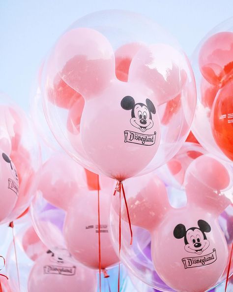 Nobody can be uncheered with a balloon🎈 #disneyland #disneyland61 #disneyballoons Disney Inspiration, Disney Balloons, Disney Photography, Disney Dreams, Disney Photos, Art Disney, Disney California, Disney Aesthetic, Disney Life