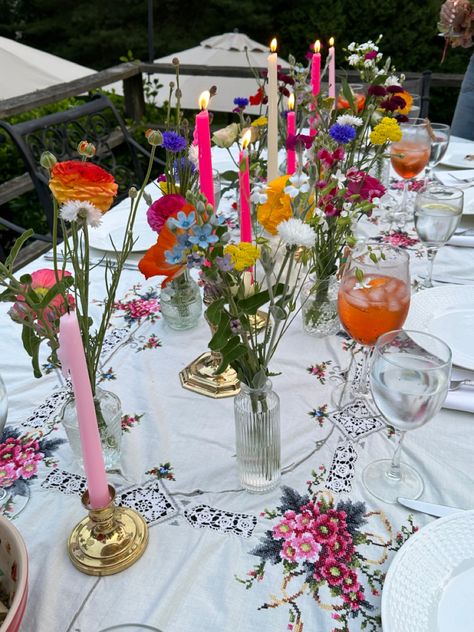 Colourful Dinner Party Table Settings, Hippy Dinner Party, Lunch Flowers Table Settings, Lantern Dinner Party, Whimsical Outdoor Dinner Party, Table Design Party, 1970s Garden Party, Dinner Party Flower Arrangements Simple, Wild Flower Dinner Party