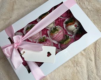 Nike Chocolate Covered Strawberries, Valentines Bakery Box Ideas, Chocolate Covered Strawberries Packaging, Treat Boxes Ideas Packaging, Valentines Sweet Box Ideas, Valentines Treat Boxes Sweets, Treat Boxes Ideas Sweets, Diy Treat Boxes, Desert Boxes