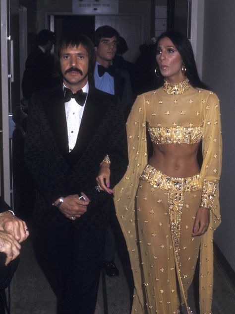 Cher 70s, Cher Fashion, Cher Costume, 70s Mode, Cher Outfits, 70s Inspired Fashion, Oscar Dresses, Studio 54, Moda Vintage