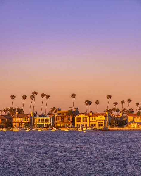 Long Beach California Aesthetic, Long Beach Aesthetic, Golden Gate Bridge Wallpaper, Long Beach New York, Gondola Boat, Long Beach State, Beach Romance, California Aesthetic, Cali Life