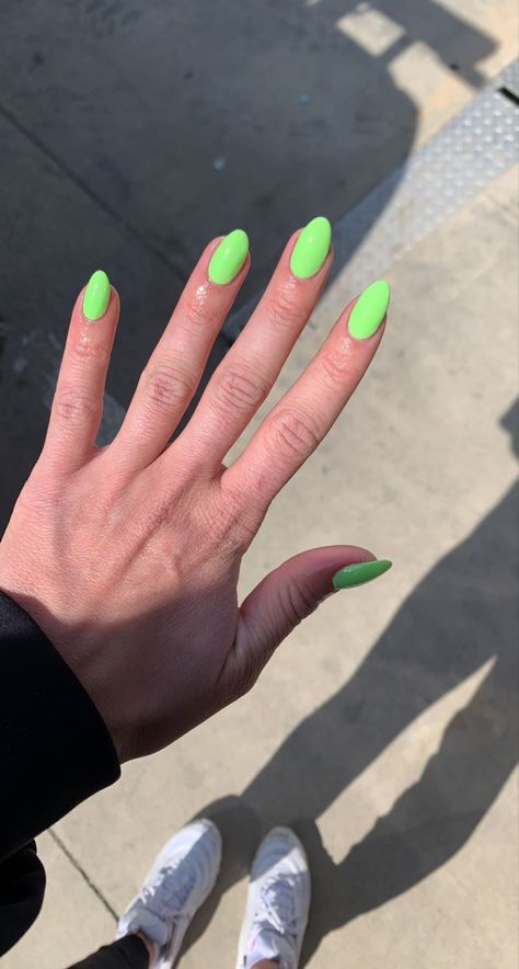 Lime Green Almond Acrylic Nails, Summer Nails Lime Green, Lime Green Dip Nails, Lime Green Summer Nails, Highlighter Green Nails, Bright Green Almond Nails, Neon Green Almond Nails, Light Neon Green Nails, Green Vacation Nails