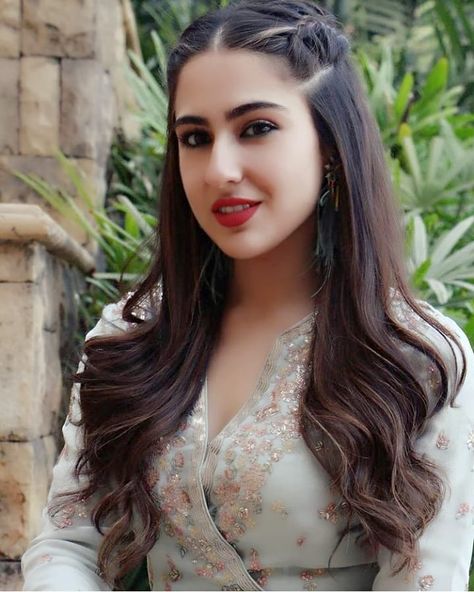 Sara Ali Khan looking gorgeous Open Hair, Saree Hairstyles, Hair Styels, Engagement Hairstyles, Bridal Hair Buns, Indian Wedding Hairstyles, Open Hairstyles, Indian Bridal Hairstyles, Front Hair Styles