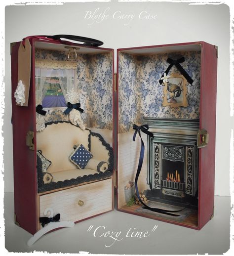 https://flic.kr/p/pUkj6U | Custom Blythe Doll carry Case | Ooak "Cozy time" case Diy Doll Trunk, Doll Trunk, Dollhouse Design, Doll Closet, Doll Case, Doll House Crafts, Doll Display, Doll Quilt, Custom Blythe