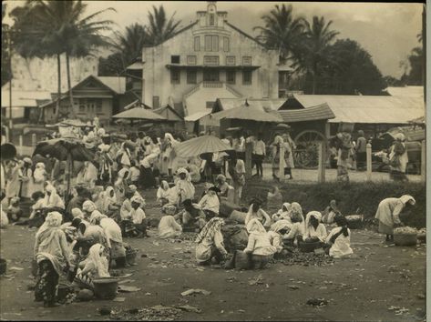 Dutch East Indies Sumatra Market Scenes Tempo Doeloe, Hans Christian Anderson, Dutch East Indies, East Indies, Hans Christian, Art Google, Old Pictures, Culture Art, Indonesia