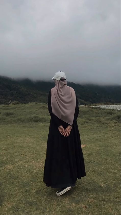 black🕶 in 2022 | Gaya chic, Gaya hijab kasual, Fotografi potret wanita Ootd Syari Casual, Syar'i Aesthetic, Outfit Muslim, Ootd Hijab Simple, Outfit Hijab Casual, Hijab Simple, Muslimah Outfit, Afghan Girl, Muslim Fashion Hijab Outfits