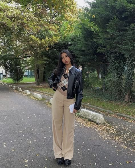 Autumn Aesthetic School, Feminine Outfits Winter, Comfort Outfits, School Fits Highschool, Bold Women, Buzz Cuts, Outfit Inspiration Women, Cute Modest Outfits, Professional Outfits Women