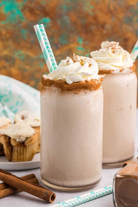 Cinnamon Roll Coffee Milkshake - Tastes just like a cinnamon roll! Super creamy, cold and delicious. Cinnamon Roll Drink, Coffee Milkshake Recipe, Cinnamon Roll Coffee, Frozen Coffee Drinks, Pillsbury Cinnamon Rolls, Fresh Strawberry Recipes, Coffee Milkshake, Cream Fresh, Frozen Coffee