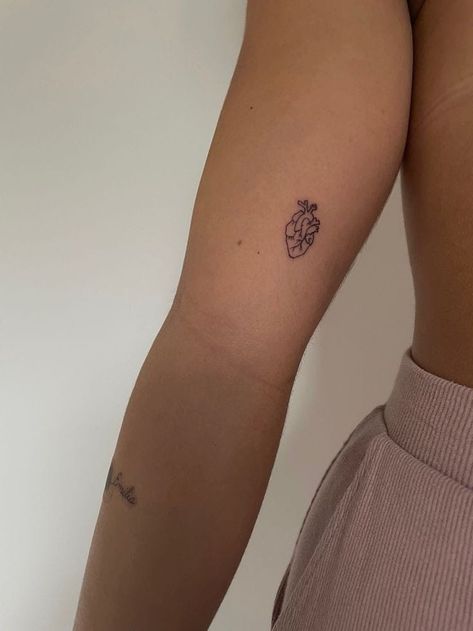 Tattoo Dedicated To Parents, Clean Girl Tattoo, Old Money Tattoo, Movie Tattoos Minimalist, Tattoos In Spanish, Stunning Tattoos, Ear Tattoo Ideas, Ear Tattoos, Money Tattoo