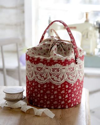 Sew What? by Debbie Shore: Vintage style bucket bag project Bucket Bag Diy, Bucket Bag Pattern, Debbie Shore, Designer Cosmetic Bag, Diy Sewing Gifts, Sewing To Sell, Custom Handbags, Stylish Purse, Fabric Boxes