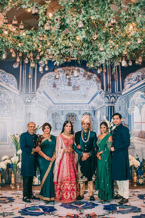 Indian Wedding Bridal Party, South Indian Wedding Family Photos, Indian Wedding Family Outfits, Family Traditional Outfits Indian, Wedding Images Hindu, Family Theme Dress For Indian Wedding, Family Matching Outfits Indian Wedding, Indian Wedding Family Photos, Indian Wedding Color Palette