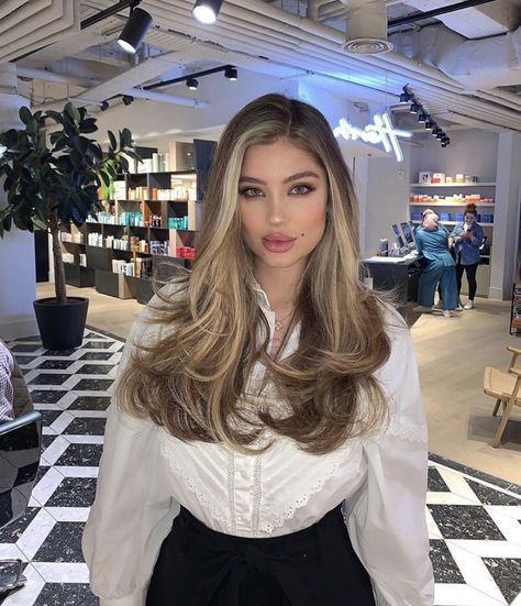 Hair Color Streaks, Gorgeous Hair Color, Honey Blonde Hair, Brown Hair Balayage, Blonde Hair Looks, Blonde Hair With Highlights, Brown Blonde Hair, Hair Color Balayage, Hair Inspiration Color