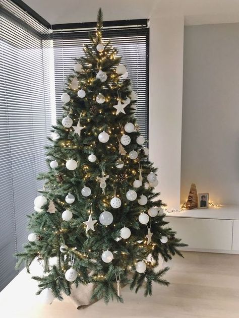 a chic neutral Christmas tree with white and white spotted ornaments, stars and mini Christmas trees, lights and pinecones is amazing for a modern space Best Christmas Tree Decorations, White Baubles, Christmas Tree Inspo, Minimalist Christmas Decor, Christmas Apartment, Christmas Tree Decorating Themes, Modern Christmas Tree, Elegant Christmas Trees, Xmas Deco