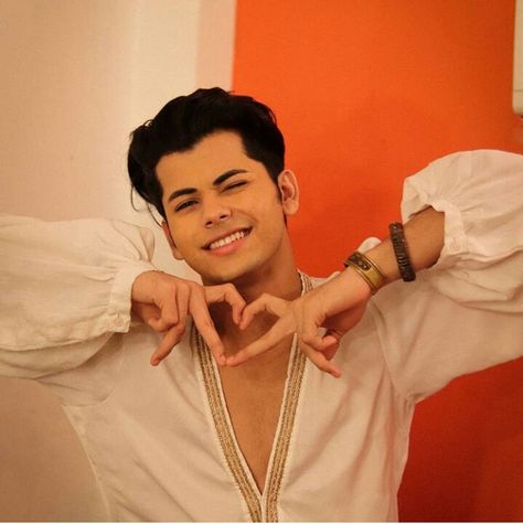 Sidharth Nigam, Aladdin Characters, Siddharth Nigam, Handsome Celebrities, Dear Crush, Teen Celebrities, Crush Pics, Stylish Photo Pose