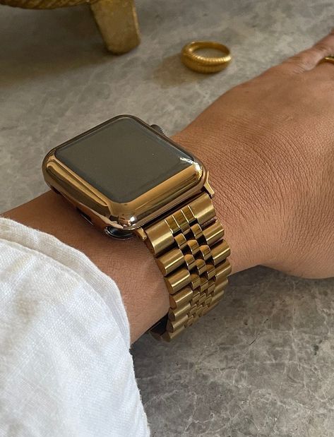 ⭐️Versatile unisex design to suit both woman's and mens Luxury styling. ⭐️ ⭐️The classic choice for luxury lovers who know how to elevate their style.  Made of the highest-quality durable stainless steel and available in a range of stylish tones.  👌🏽The watch bands are easily interchange on you apple watch for the perfect style up and to match your outfits to your occasion and style. ⭐️Apple watch Silicone Metallic body (Flexi Case) cover be added to your order if you select it. ⌚️Details: Com Turkey Summer, Gold Apple Watch Band, Pretty Watches, Apple Watch 3, Rose Gold Apple Watch, Gold Apple Watch, Premium Watches, Gold Apple, Metal Bracelet