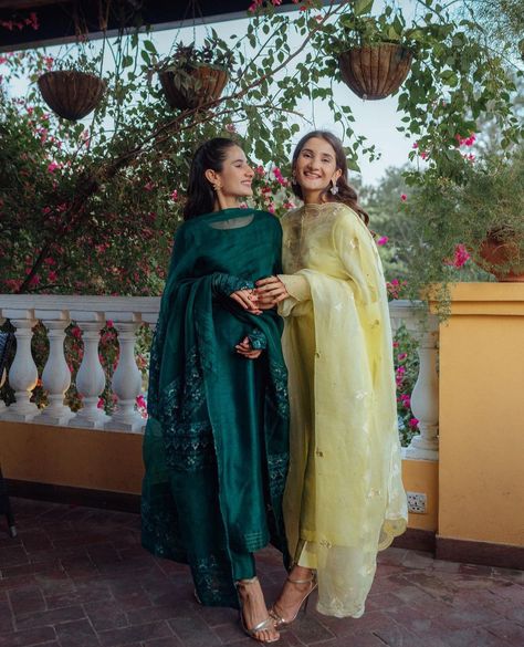 Sister Poses In Traditional, Suit Poses Women, Bffs Aesthetic, Saniya Shaikh, Suit Pose, Eid Looks, Cute Photo Poses, Sisters Photoshoot Poses, Meeting Outfit