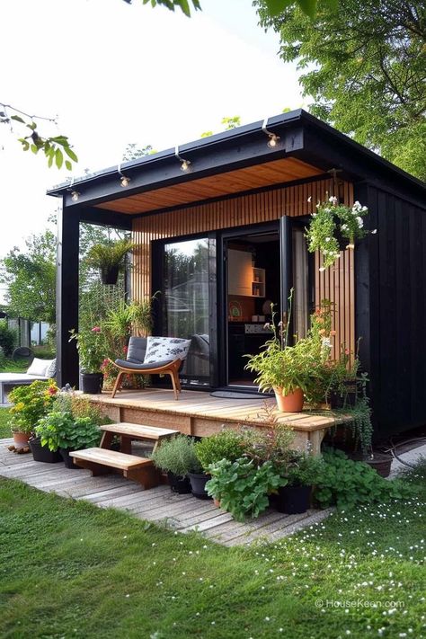 Step into a welcoming backyard design charm with this tiny house, complete with a front porch that invites you to unwind. Experience the perfect fusion of indoor comfort and outdoor allure. Tiny Houses With Front Porch. Click the article for more ideas! Backyard Cabin, Backyard Guest Houses, Tiny House Exterior, House Front Porch, Small Patio Garden, Backyard Studio, Backyard Office, Tiny House Cabin, Tiny House Living