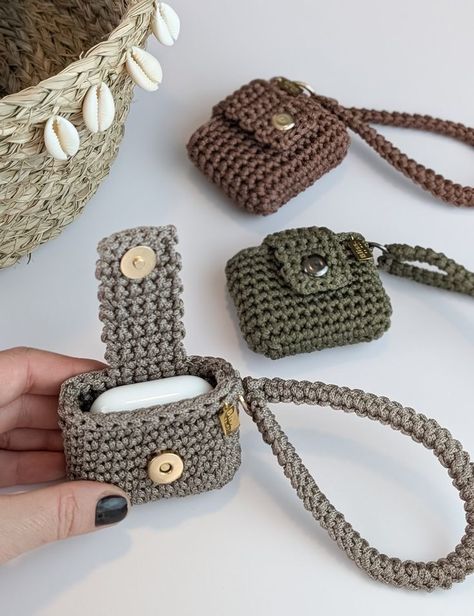 Crochet Accessories Outfit, Crochet Ear Pods Case, Macrame Useful Things, Crochet For Airpods, Ipod Crochet Case Pattern, Macrame Airpod Case, Airpod Cases Crochet, Crochet Airpods Pouch, Crochet Phone Strap